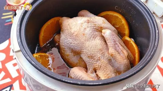 把一整隻雞放進電飯鍋，再加上1顆橙子，簡單易做，美味無窮!!