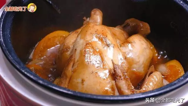 把一整隻雞放進電飯鍋，再加上1顆橙子，簡單易做，美味無窮!!