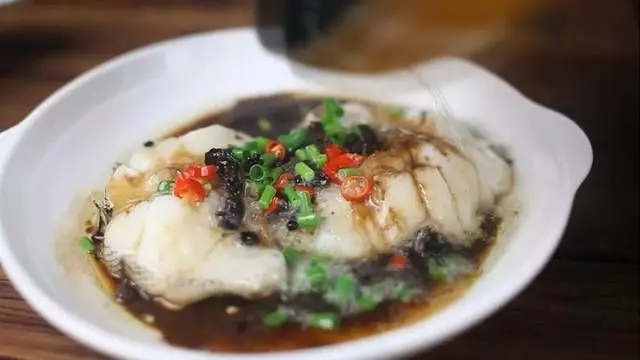 豆豉蒸鱈魚，很典型的中餐做法，在家裡做很簡單，魚肉保持了原味，很嫩很好吃！