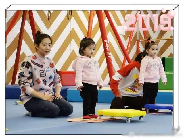 楊威雙胞胎女兒正式進入體操館學體操，姐妹倆一本正經，萌態十足