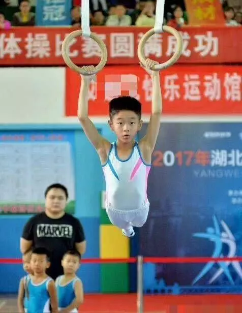楊威雙胞胎女兒正式進入體操館學體操，姐妹倆一本正經，萌態十足