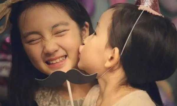 黃磊小女兒擁有一張高級臉獲贊，12歲多多卻因化妝戴耳環，惹爭議 - 今日頭條 -手機光明網
