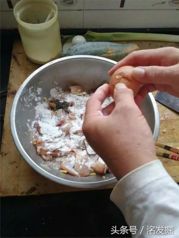 做了十年的大廚師教你一招，只要在麵粉裡打個雞蛋，炸出來的肉塊，外酥裡嫩!!