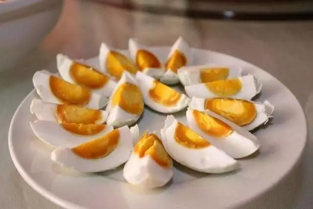 這才是鹹鴨蛋的正確做法，蛋黃流油、鹹淡適宜味道好！！