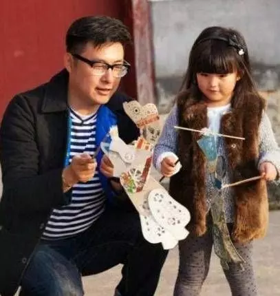王詩齡近3萬的包引爭議，同為明星的他卻騎自行車接女兒放學