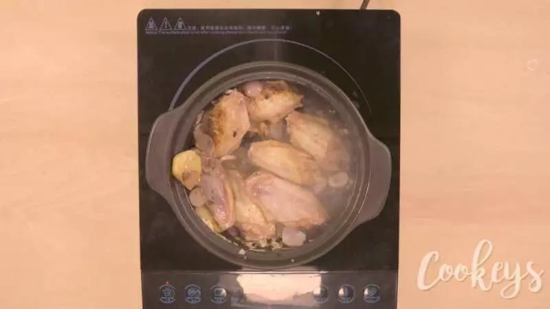 【栗子燜雞翼】與雞翼一起烹調，簡單又美味！除了香甜美味外，更有補腎健脾的功效！