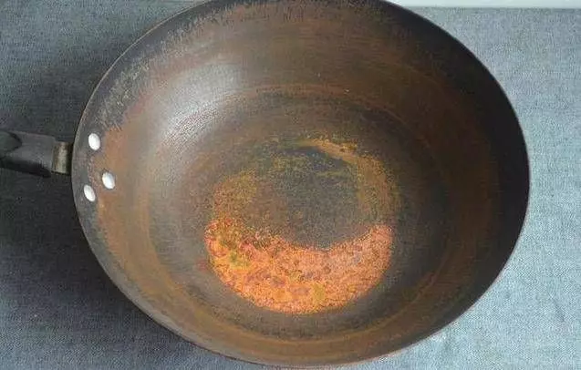 家裡的鐵鍋老是生銹？只用它泡3分鐘，舊鍋瞬間變新鍋，不生鏽不粘鍋，比千元鐵鍋還好用哦！