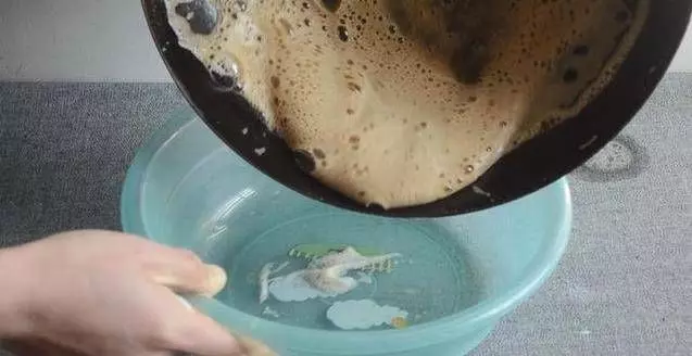 家裡的鐵鍋老是生銹？只用它泡3分鐘，舊鍋瞬間變新鍋，不生鏽不粘鍋，比千元鐵鍋還好用哦！