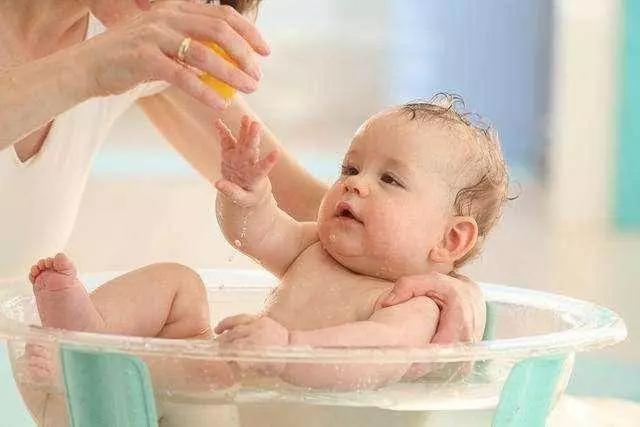 寶寶越乾淨越健康？兒科醫生：這5處地方不要洗得太乾淨，否則容易發炎生病