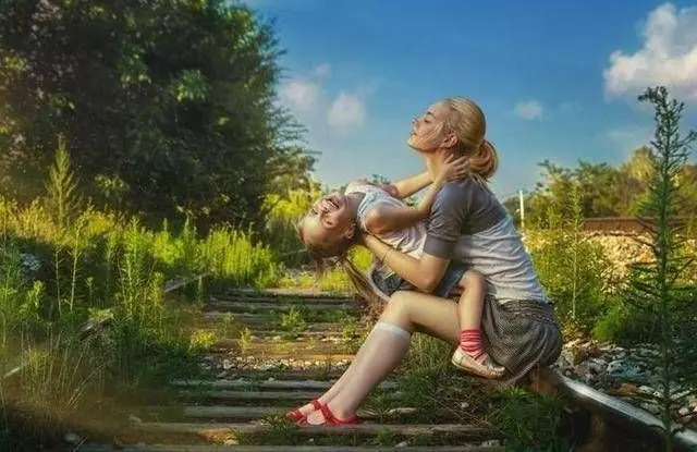 孩子沒走兩步就總是要抱抱？心理學家：這4種情況下媽媽別拒絕，抱抱反而對他成長有好處！