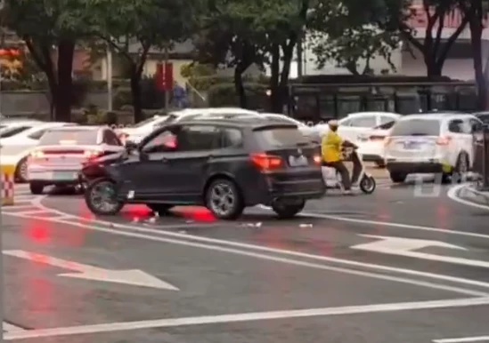 廣州一寶馬SUV衝撞人群 官方通報：已致5死13傷 司機被控制